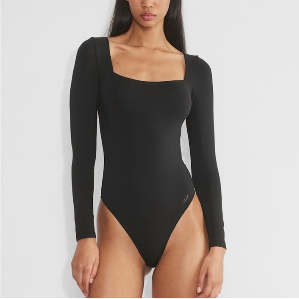 Babaton Black Babaton Square
Neck BodySuit